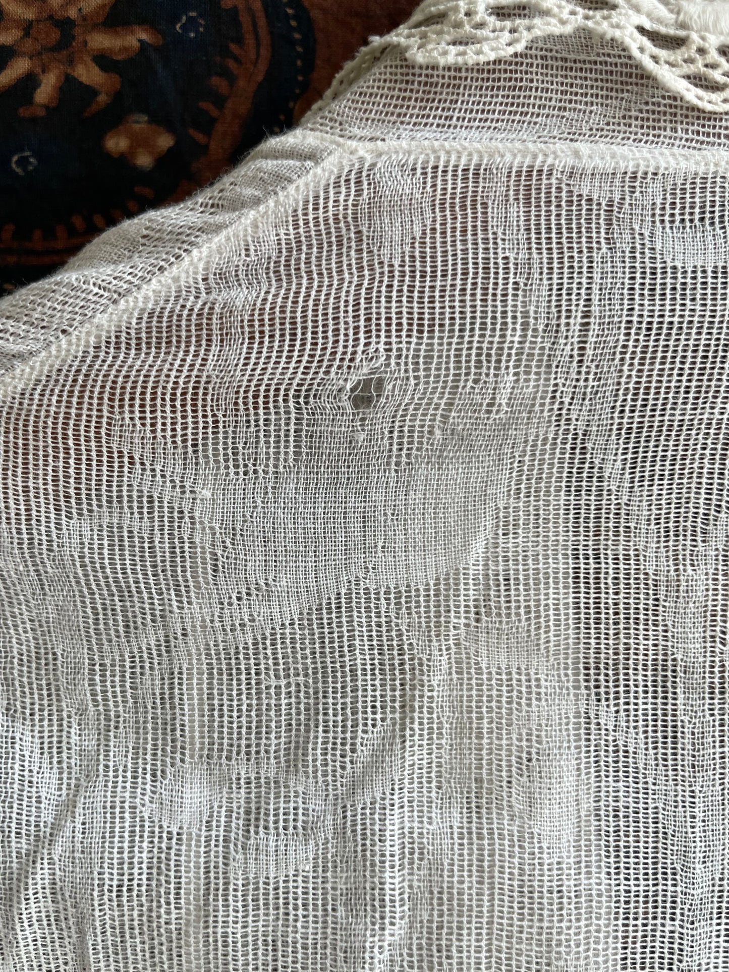 (XXS) 1 White Peranakan Encim Old Kebaya with Embroidery – Elegant Heritage Touch Kebaya Lawas Encim Peranakan Putih Bordir – Sentuhan Anggun Warisan Leluhur