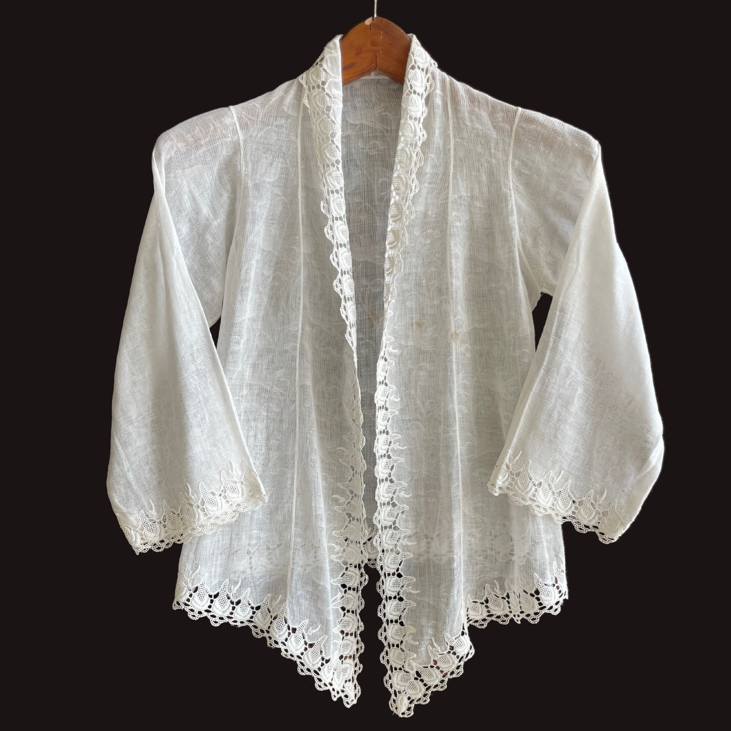 (XXS) 1 White Peranakan Encim Old Kebaya with Embroidery – Elegant Heritage Touch Kebaya Lawas Encim Peranakan Putih Bordir – Sentuhan Anggun Warisan Leluhur