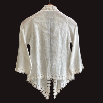 (XXS) 1 White Peranakan Encim Old Kebaya with Embroidery – Elegant Heritage Touch Kebaya Lawas Encim Peranakan Putih Bordir – Sentuhan Anggun Warisan Leluhur