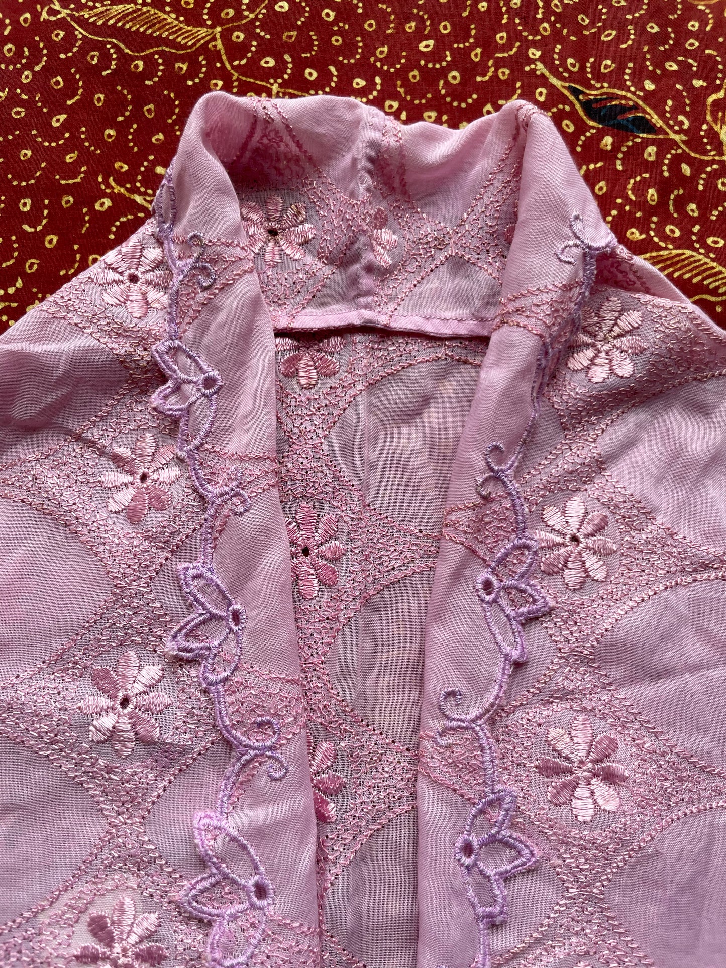 (M) Pink Peranakan Encim Old Kebaya – Classic Elegance from the Past Kebaya Lawas Encim Peranakan Pink – Keanggunan Klasik dari Masa Lalu (Lemari Lawas)