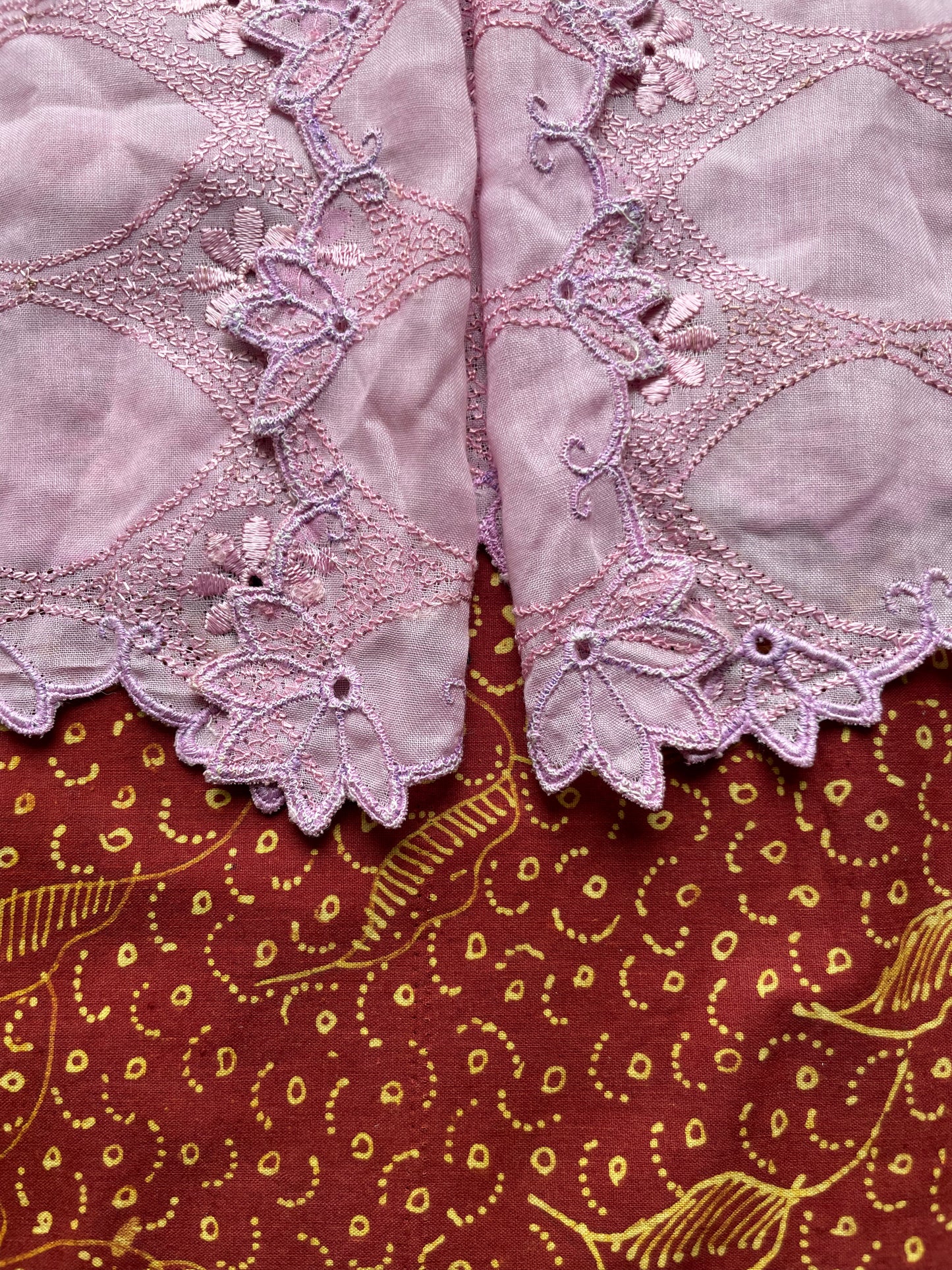 (M) Pink Peranakan Encim Old Kebaya – Classic Elegance from the Past Kebaya Lawas Encim Peranakan Pink – Keanggunan Klasik dari Masa Lalu (Lemari Lawas)