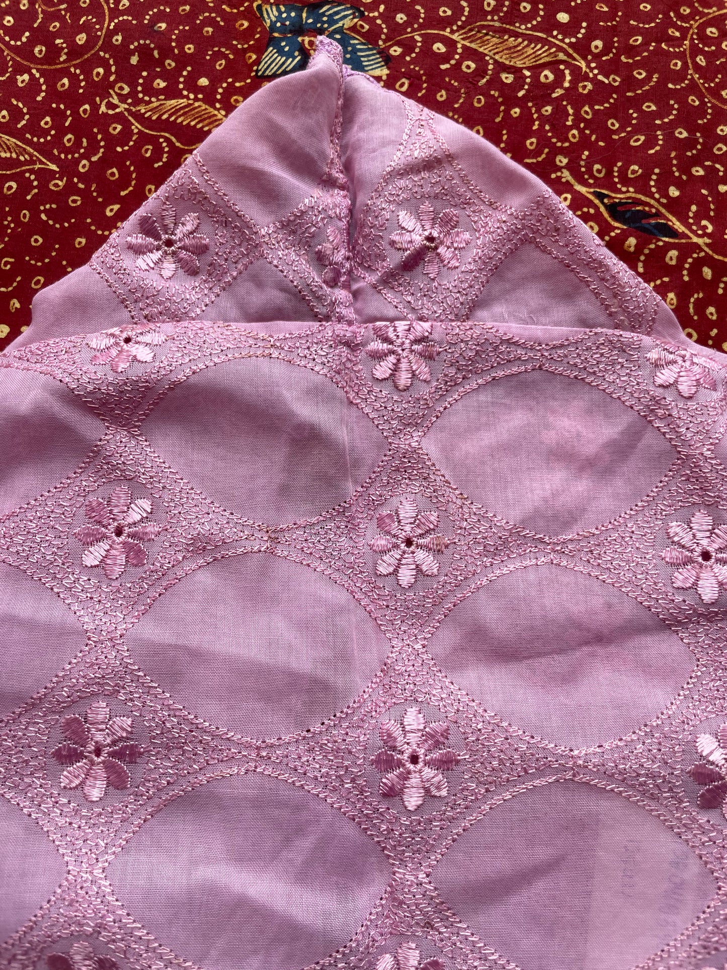 (M) Pink Peranakan Encim Old Kebaya – Classic Elegance from the Past Kebaya Lawas Encim Peranakan Pink – Keanggunan Klasik dari Masa Lalu (Lemari Lawas)