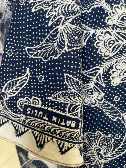Antique Batik Tulis Tiga Negeri Kelengan – Blue & White Peacock Floral Motif – Hand-Drawn Indonesian Vintage Textile