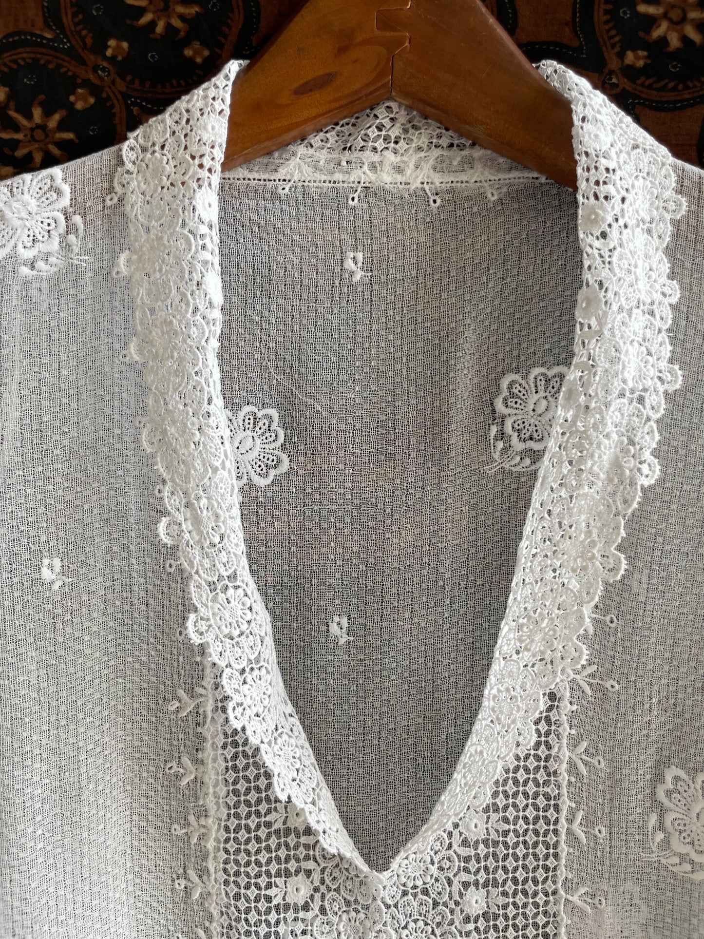 (XS) White Peranakan Encim Old Kebaya with Embroidery – Elegant Heritage Touch Kebaya Lawas Encim Peranakan Putih Bordir – Sentuhan Anggun Warisan Leluhur 2
