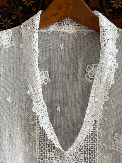 (XS) White Peranakan Encim Old Kebaya with Embroidery – Elegant Heritage Touch Kebaya Lawas Encim Peranakan Putih Bordir – Sentuhan Anggun Warisan Leluhur 2