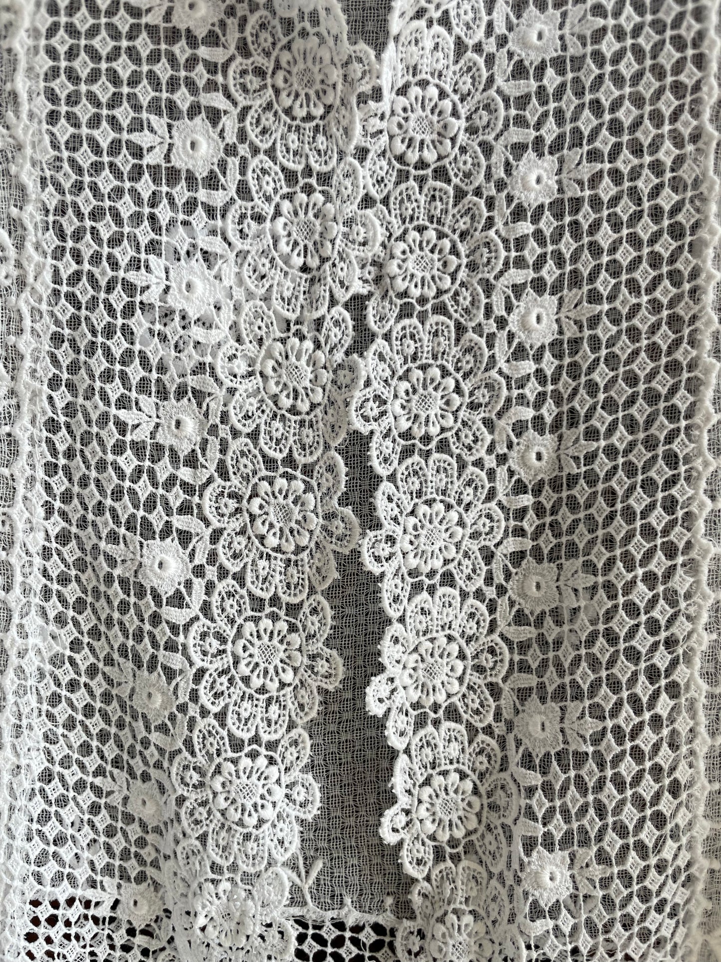 (XS) White Peranakan Encim Old Kebaya with Embroidery – Elegant Heritage Touch Kebaya Lawas Encim Peranakan Putih Bordir – Sentuhan Anggun Warisan Leluhur 2