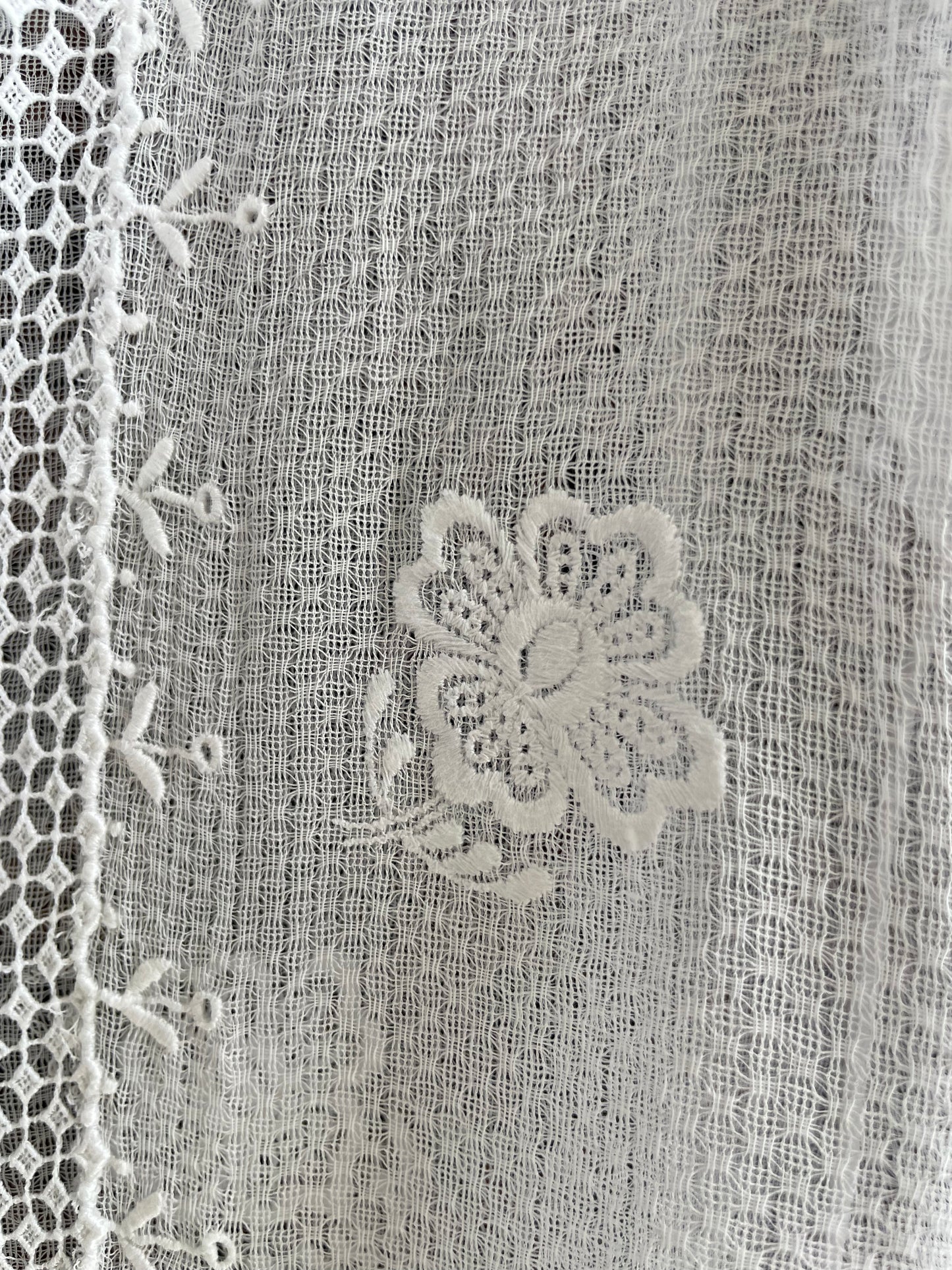 (XS) White Peranakan Encim Old Kebaya with Embroidery – Elegant Heritage Touch Kebaya Lawas Encim Peranakan Putih Bordir – Sentuhan Anggun Warisan Leluhur 2