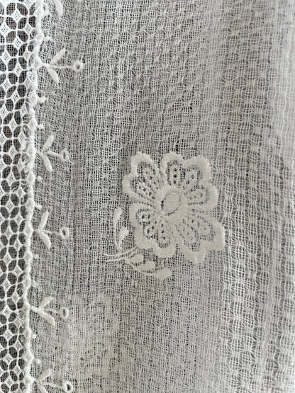 (XS) White Peranakan Encim Old Kebaya with Embroidery – Elegant Heritage Touch Kebaya Lawas Encim Peranakan Putih Bordir – Sentuhan Anggun Warisan Leluhur 2