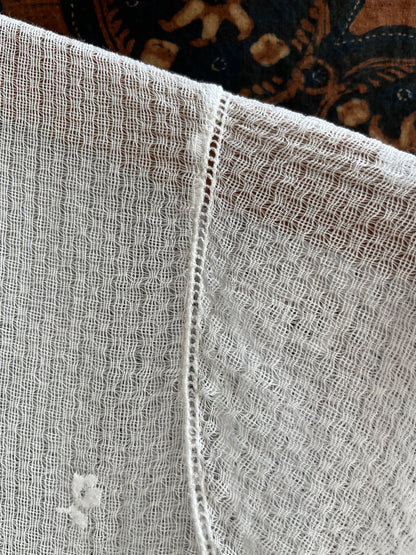 (XS) White Peranakan Encim Old Kebaya with Embroidery – Elegant Heritage Touch Kebaya Lawas Encim Peranakan Putih Bordir – Sentuhan Anggun Warisan Leluhur 2