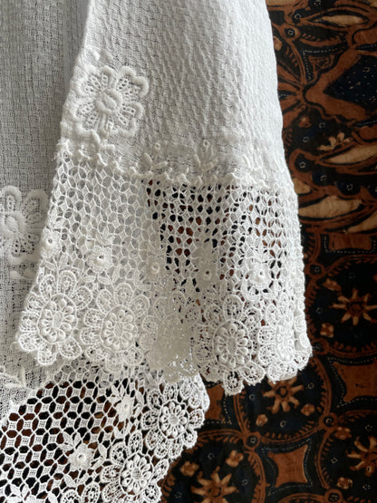 (XS) White Peranakan Encim Old Kebaya with Embroidery – Elegant Heritage Touch Kebaya Lawas Encim Peranakan Putih Bordir – Sentuhan Anggun Warisan Leluhur 2