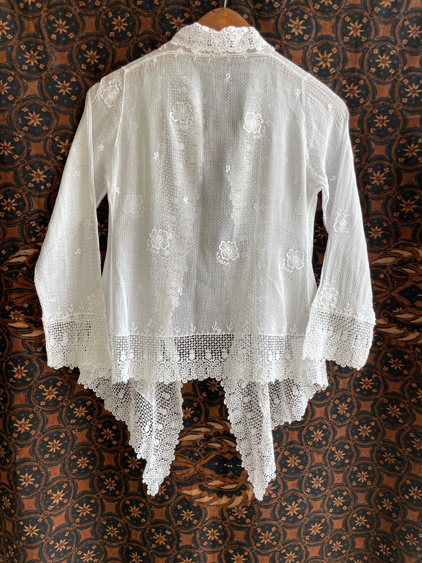 (XS) White Peranakan Encim Old Kebaya with Embroidery – Elegant Heritage Touch Kebaya Lawas Encim Peranakan Putih Bordir – Sentuhan Anggun Warisan Leluhur 2