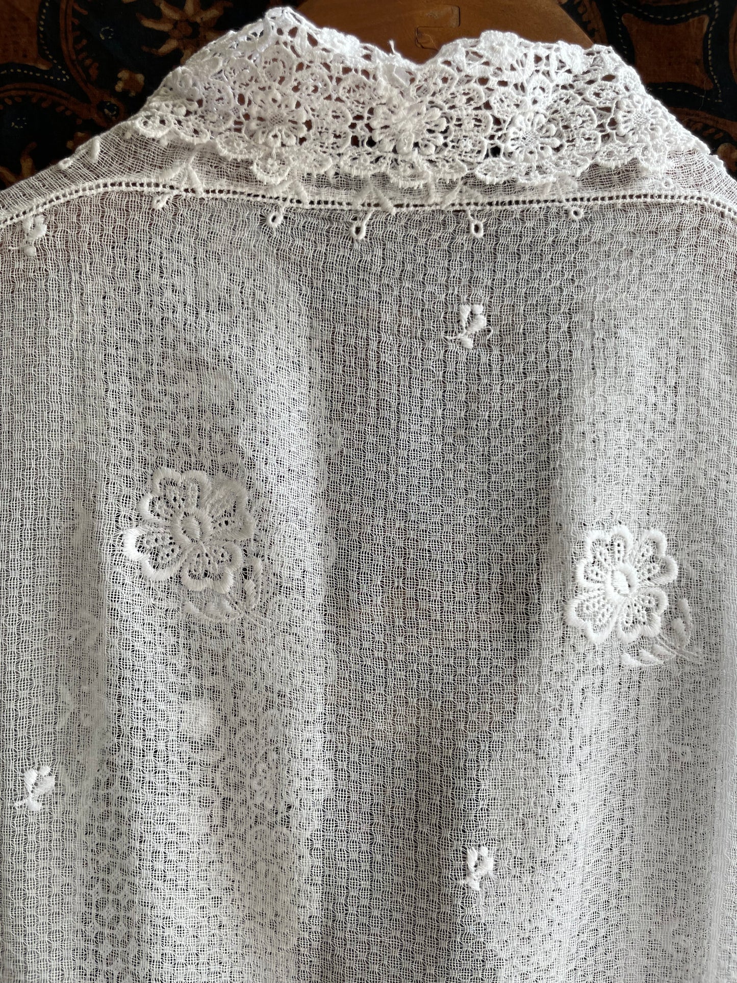 (XS) White Peranakan Encim Old Kebaya with Embroidery – Elegant Heritage Touch Kebaya Lawas Encim Peranakan Putih Bordir – Sentuhan Anggun Warisan Leluhur 2