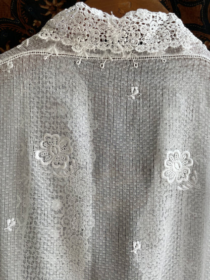 (XS) White Peranakan Encim Old Kebaya with Embroidery – Elegant Heritage Touch Kebaya Lawas Encim Peranakan Putih Bordir – Sentuhan Anggun Warisan Leluhur 2