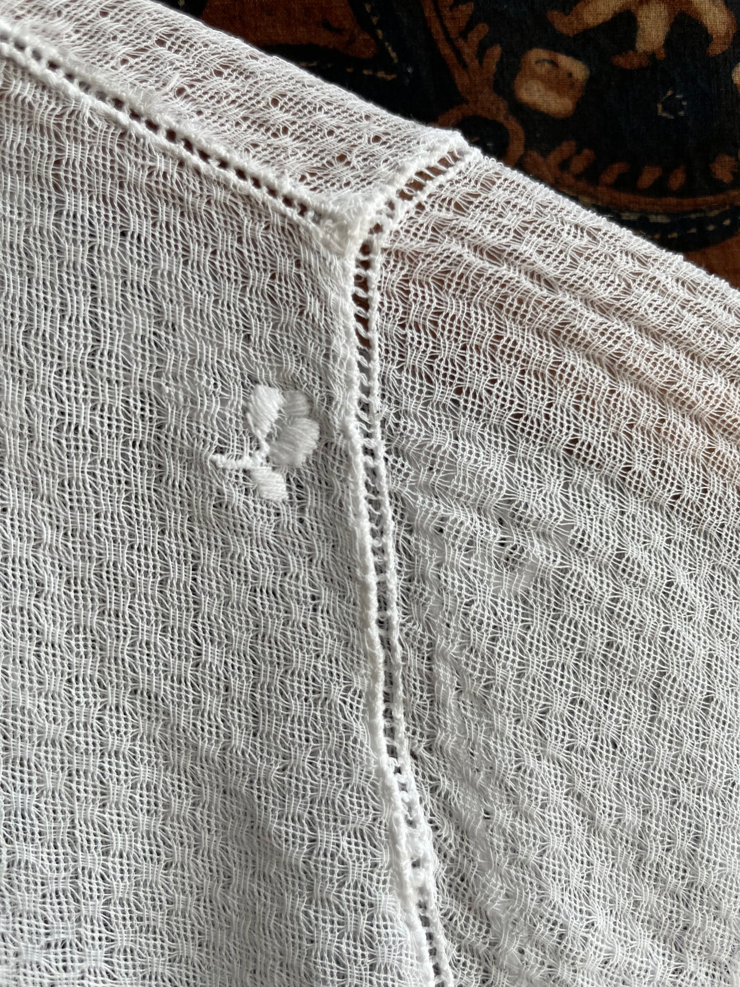 (XS) White Peranakan Encim Old Kebaya with Embroidery – Elegant Heritage Touch Kebaya Lawas Encim Peranakan Putih Bordir – Sentuhan Anggun Warisan Leluhur 2