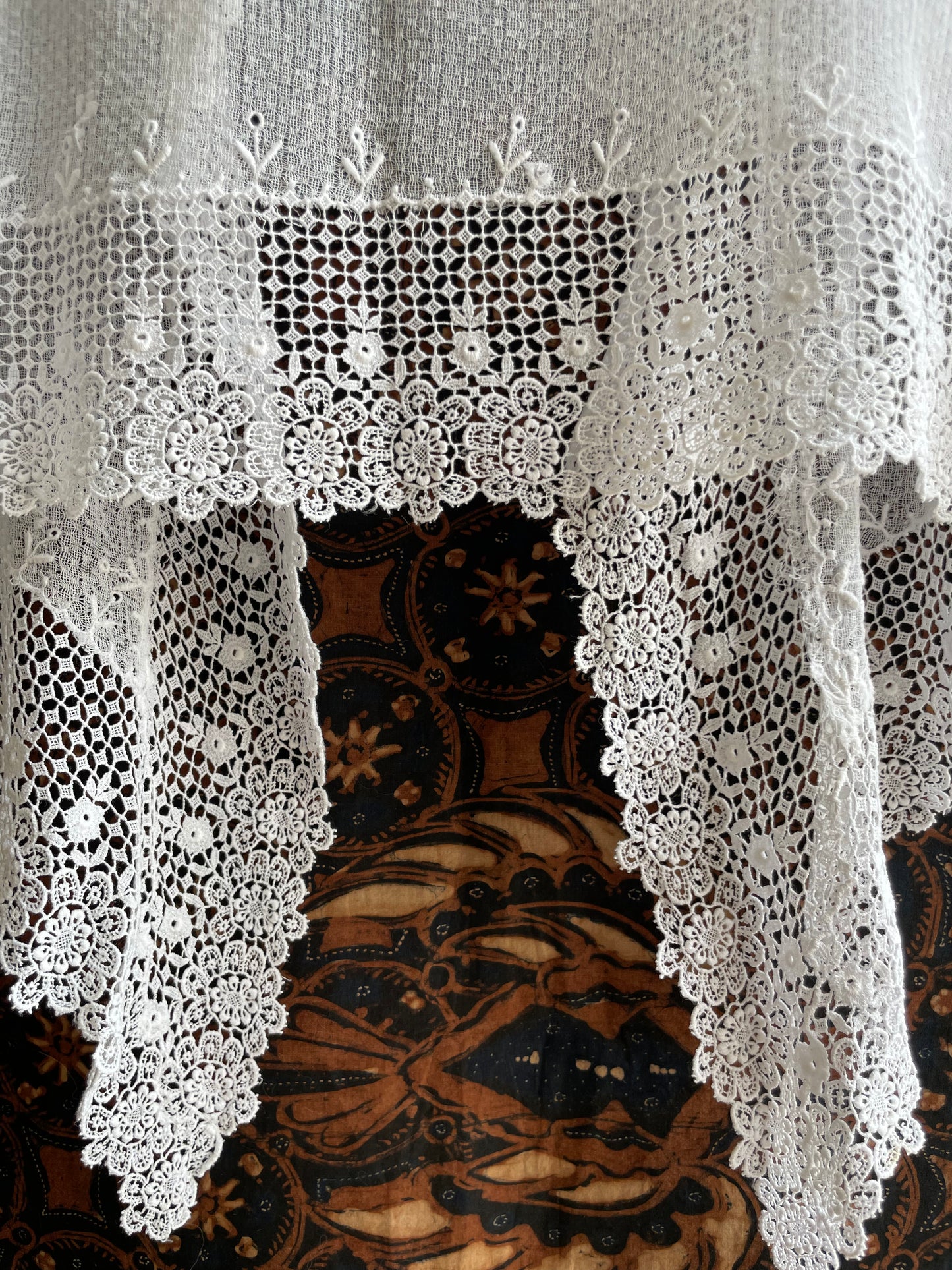 (XS) White Peranakan Encim Old Kebaya with Embroidery – Elegant Heritage Touch Kebaya Lawas Encim Peranakan Putih Bordir – Sentuhan Anggun Warisan Leluhur 2