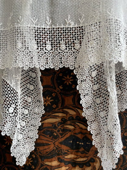 (XS) White Peranakan Encim Old Kebaya with Embroidery – Elegant Heritage Touch Kebaya Lawas Encim Peranakan Putih Bordir – Sentuhan Anggun Warisan Leluhur 2