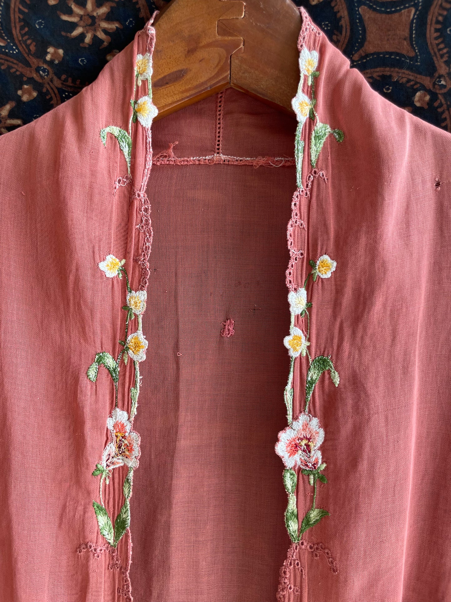 (S) Orange Old Encim Kebaya with Embroidery – Classic Charm with a Timeless Story Kebaya Encim Lawas Oranye Bordir – Pesona Klasik dengan Kisah Waktu