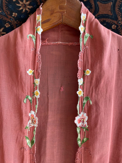(S) Orange Old Encim Kebaya with Embroidery – Classic Charm with a Timeless Story Kebaya Encim Lawas Oranye Bordir – Pesona Klasik dengan Kisah Waktu