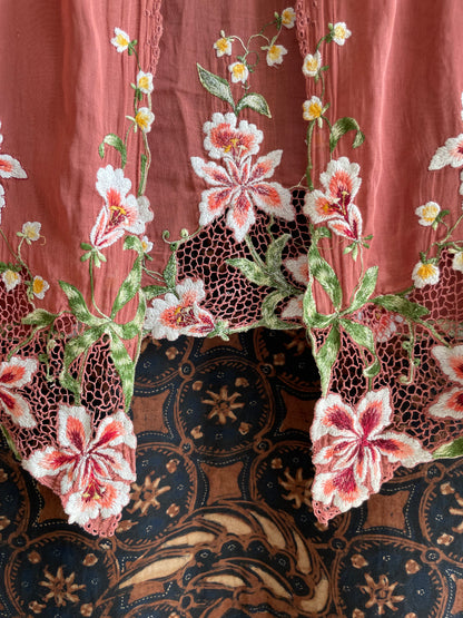 (S) Orange Old Encim Kebaya with Embroidery – Classic Charm with a Timeless Story Kebaya Encim Lawas Oranye Bordir – Pesona Klasik dengan Kisah Waktu
