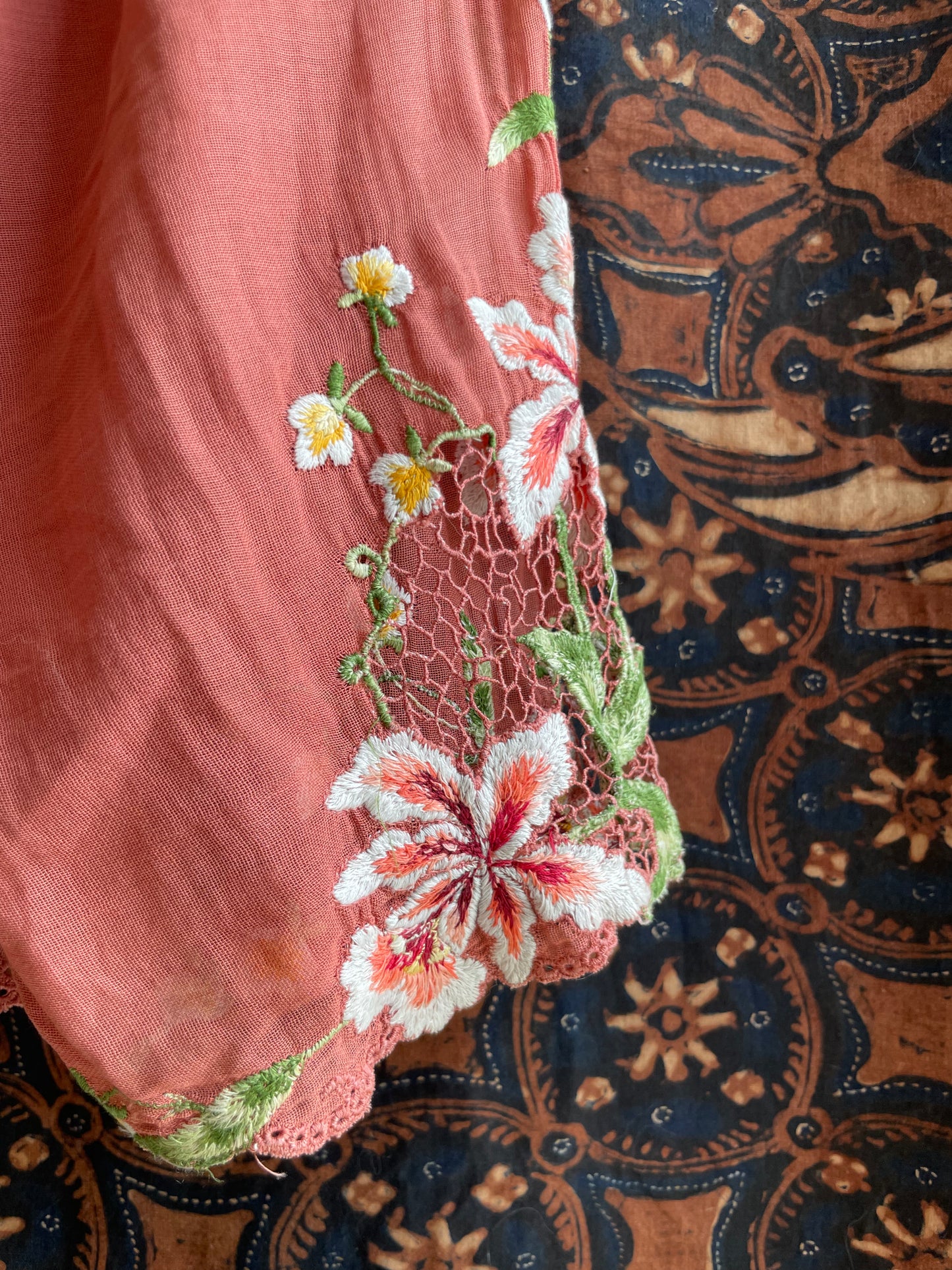 (S) Orange Old Encim Kebaya with Embroidery – Classic Charm with a Timeless Story Kebaya Encim Lawas Oranye Bordir – Pesona Klasik dengan Kisah Waktu