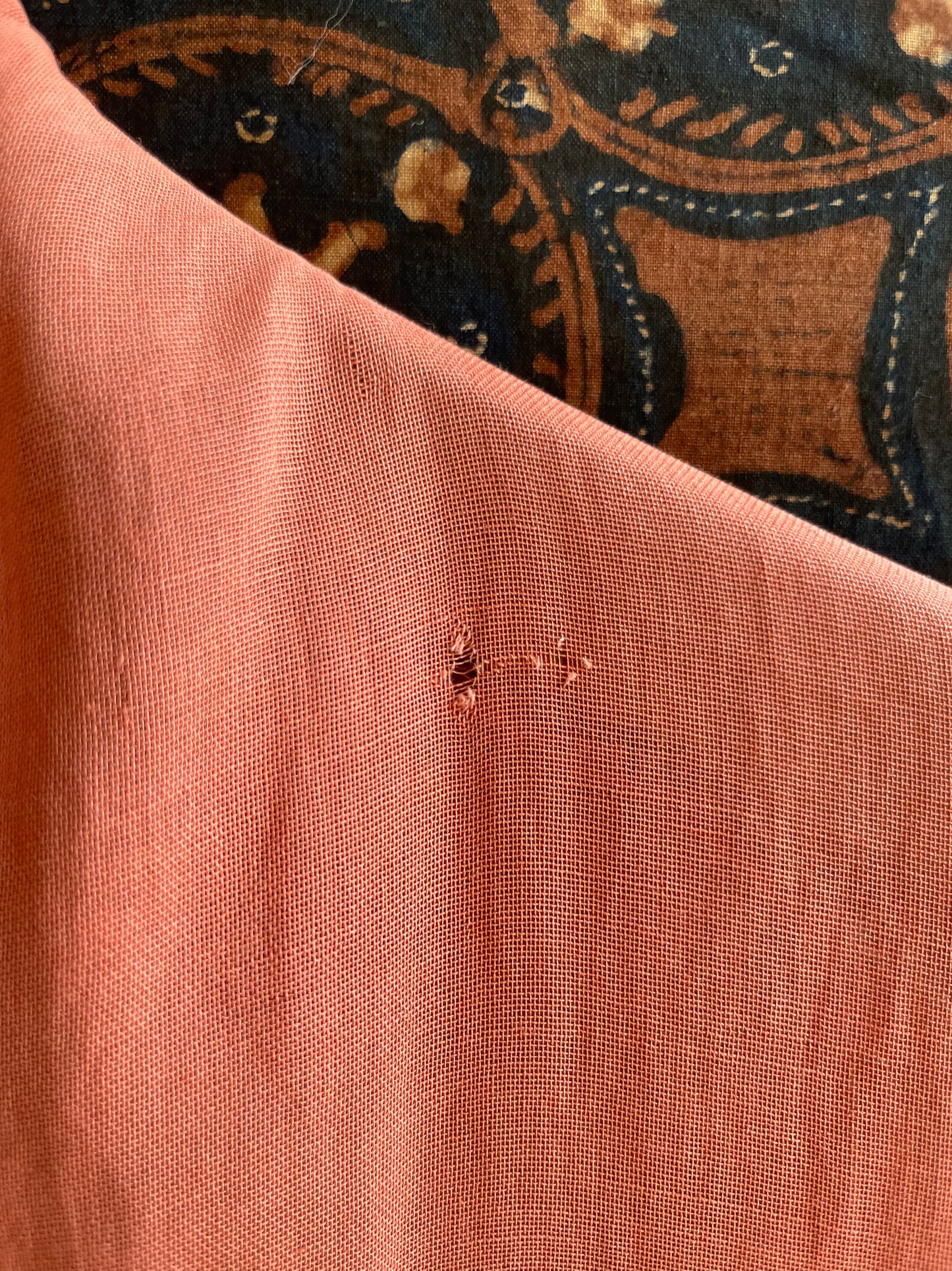 (S) Orange Old Encim Kebaya with Embroidery – Classic Charm with a Timeless Story Kebaya Encim Lawas Oranye Bordir – Pesona Klasik dengan Kisah Waktu