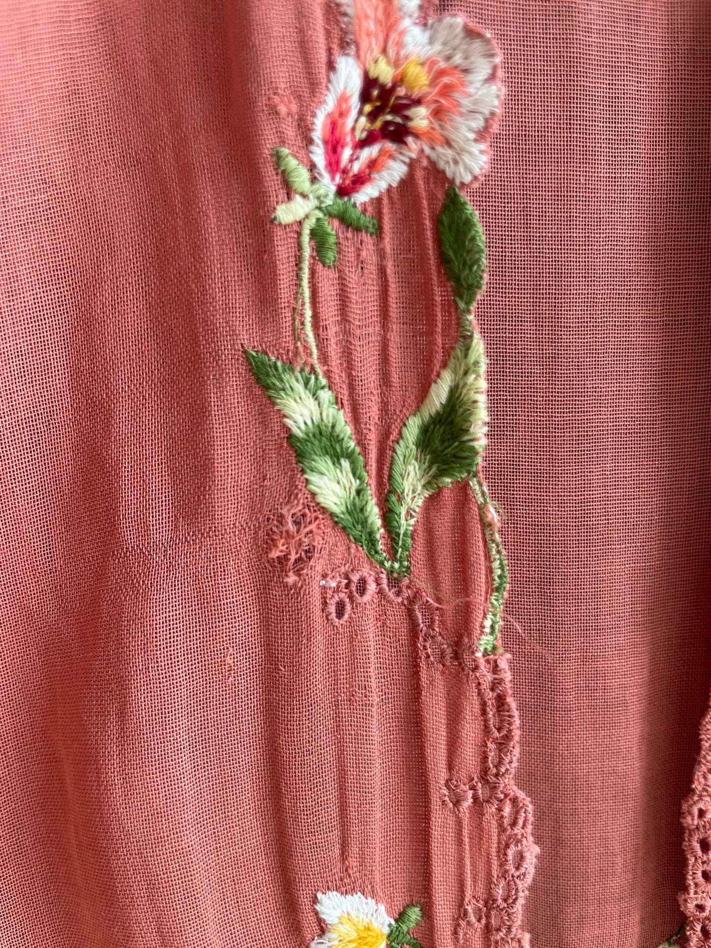(S) Orange Old Encim Kebaya with Embroidery – Classic Charm with a Timeless Story Kebaya Encim Lawas Oranye Bordir – Pesona Klasik dengan Kisah Waktu