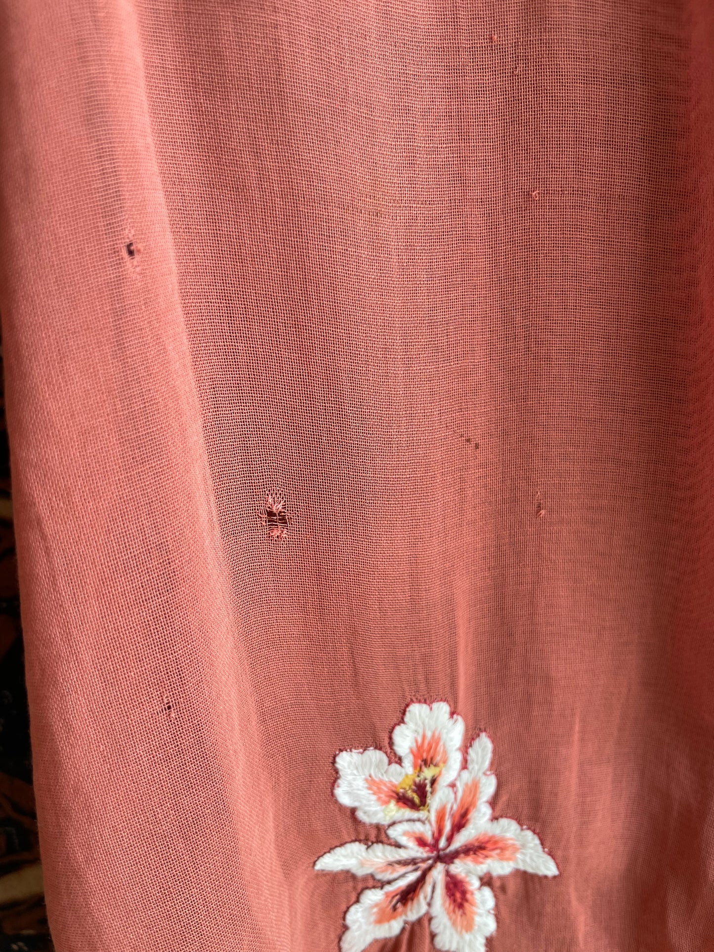 (S) Orange Old Encim Kebaya with Embroidery – Classic Charm with a Timeless Story Kebaya Encim Lawas Oranye Bordir – Pesona Klasik dengan Kisah Waktu