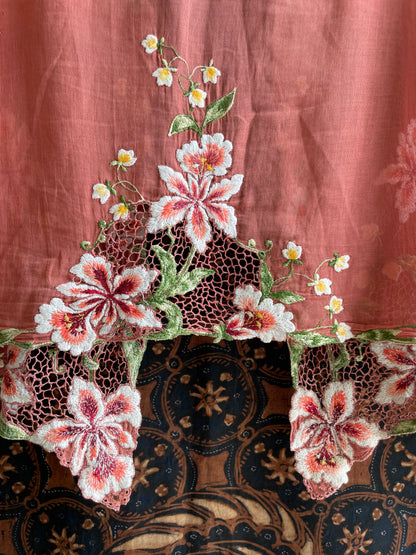 (S) Orange Old Encim Kebaya with Embroidery – Classic Charm with a Timeless Story Kebaya Encim Lawas Oranye Bordir – Pesona Klasik dengan Kisah Waktu