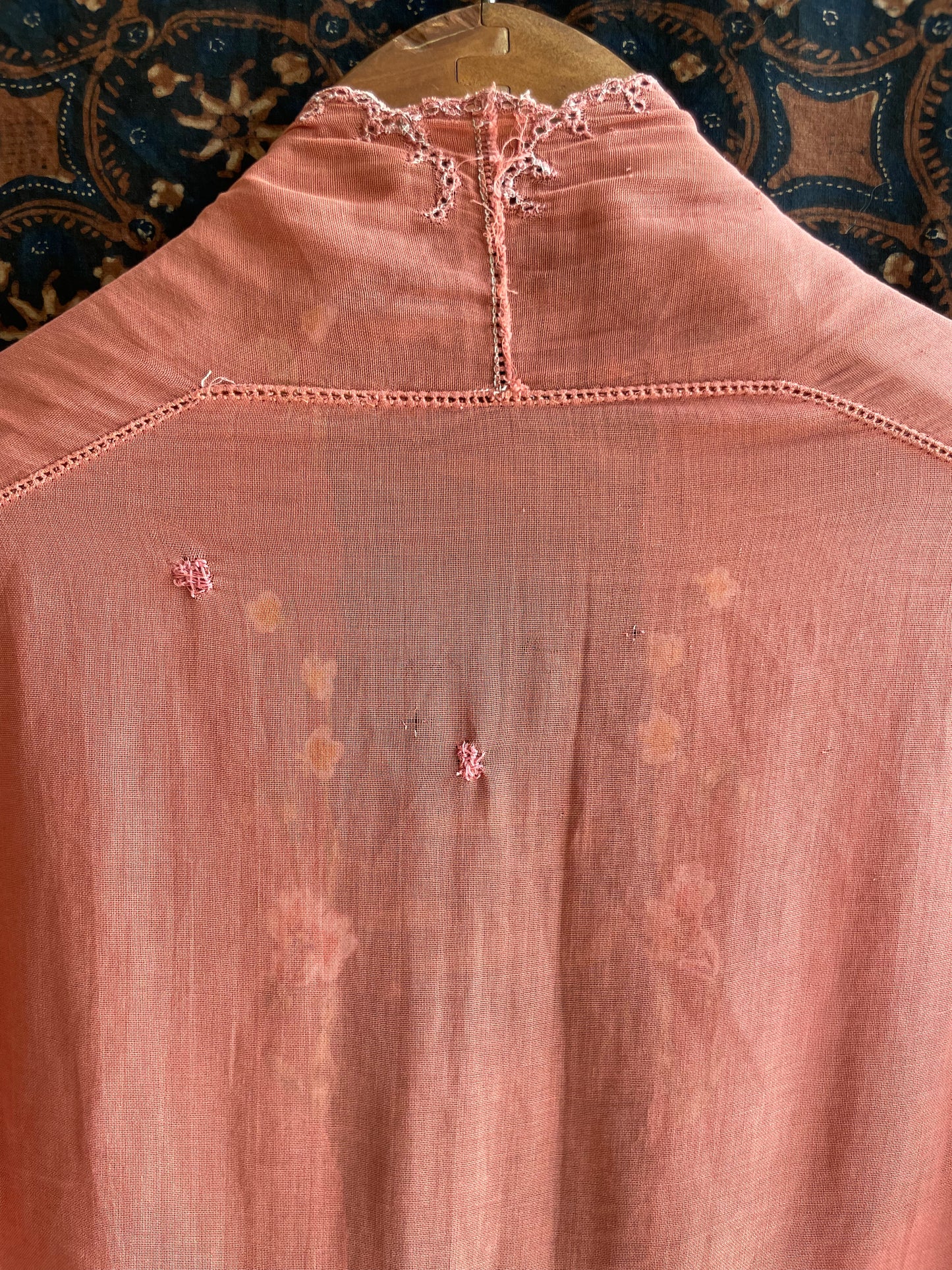 (S) Orange Old Encim Kebaya with Embroidery – Classic Charm with a Timeless Story Kebaya Encim Lawas Oranye Bordir – Pesona Klasik dengan Kisah Waktu