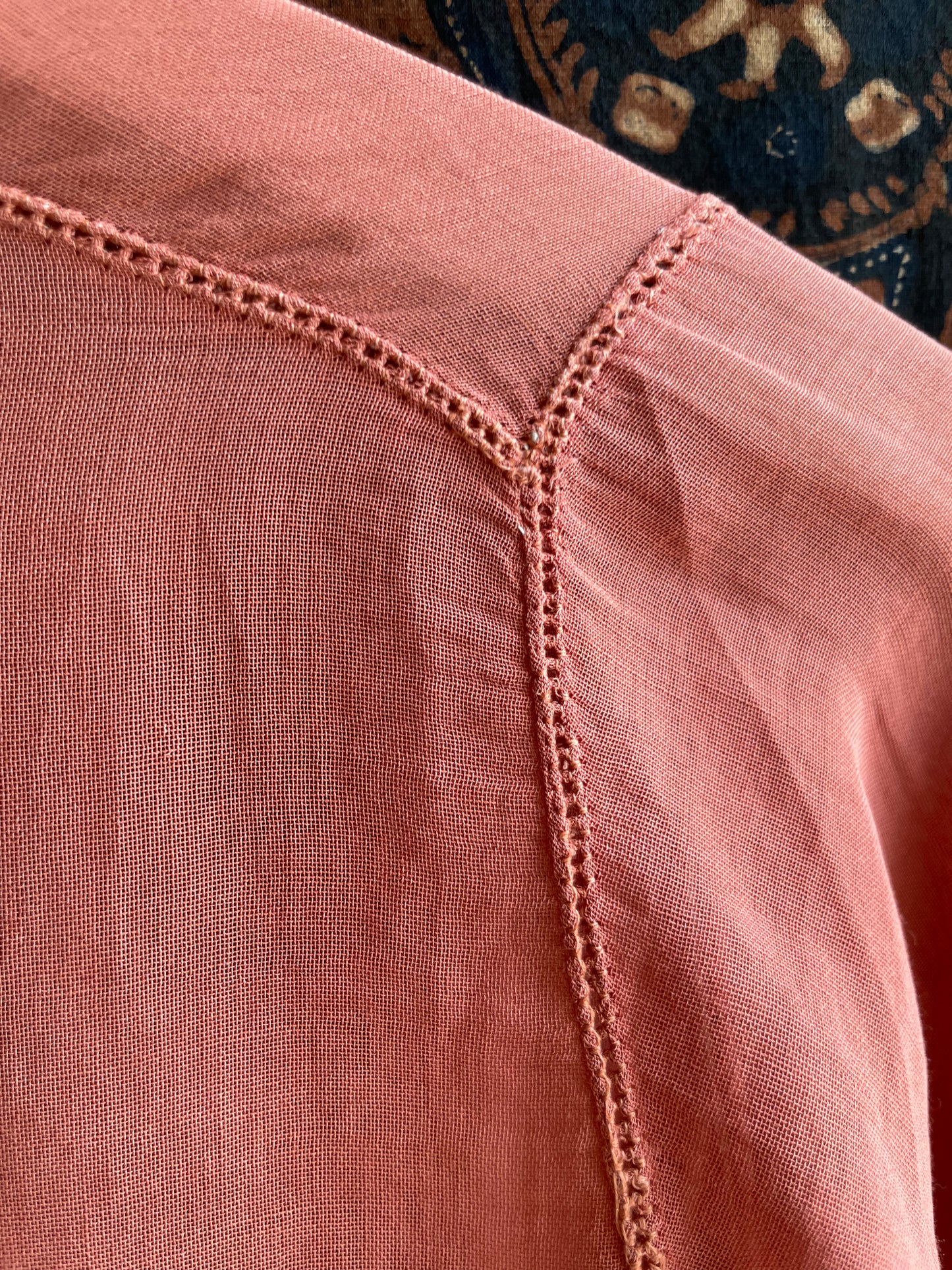 (S) Orange Old Encim Kebaya with Embroidery – Classic Charm with a Timeless Story Kebaya Encim Lawas Oranye Bordir – Pesona Klasik dengan Kisah Waktu