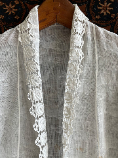(XXS) 1 White Peranakan Encim Old Kebaya with Embroidery – Elegant Heritage Touch Kebaya Lawas Encim Peranakan Putih Bordir – Sentuhan Anggun Warisan Leluhur