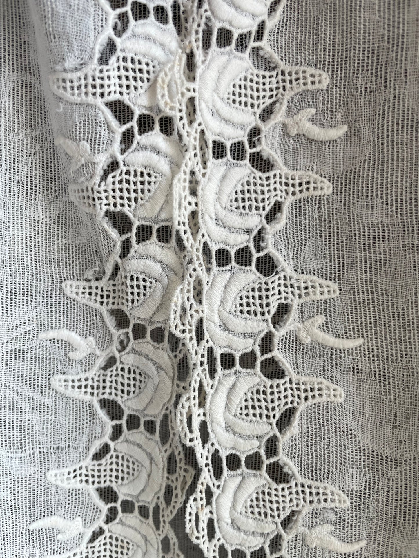 (XXS) 1 White Peranakan Encim Old Kebaya with Embroidery – Elegant Heritage Touch Kebaya Lawas Encim Peranakan Putih Bordir – Sentuhan Anggun Warisan Leluhur