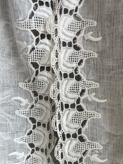 (XXS) 1 White Peranakan Encim Old Kebaya with Embroidery – Elegant Heritage Touch Kebaya Lawas Encim Peranakan Putih Bordir – Sentuhan Anggun Warisan Leluhur