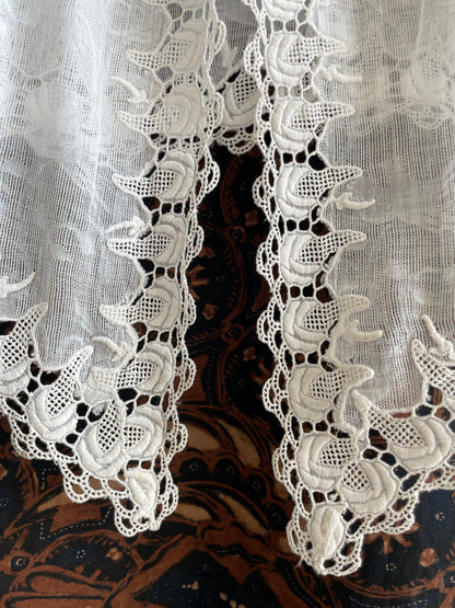 (XXS) 1 White Peranakan Encim Old Kebaya with Embroidery – Elegant Heritage Touch Kebaya Lawas Encim Peranakan Putih Bordir – Sentuhan Anggun Warisan Leluhur