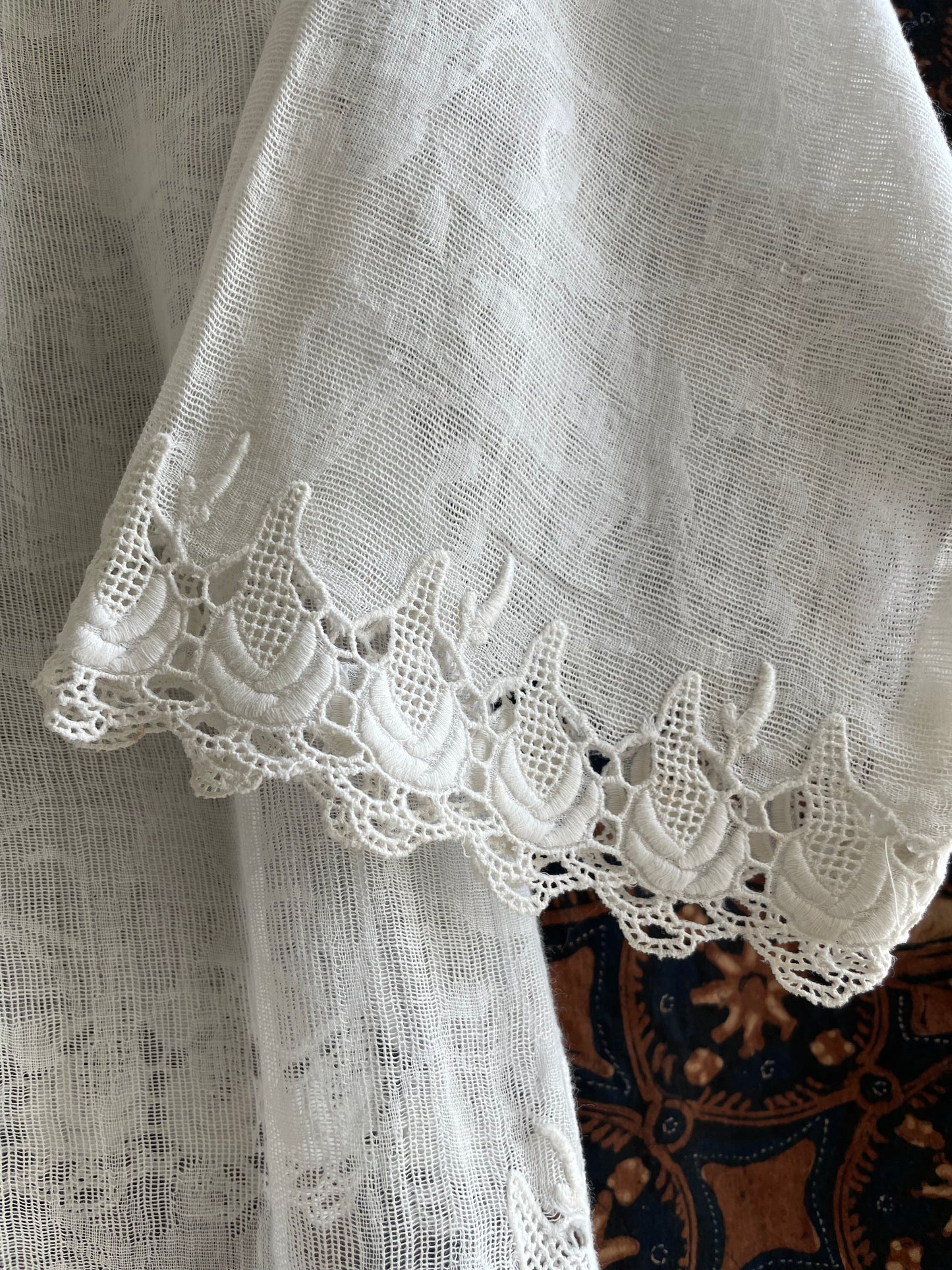 (XXS) 1 White Peranakan Encim Old Kebaya with Embroidery – Elegant Heritage Touch Kebaya Lawas Encim Peranakan Putih Bordir – Sentuhan Anggun Warisan Leluhur