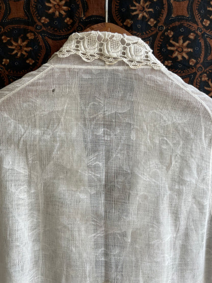 (XXS) 1 White Peranakan Encim Old Kebaya with Embroidery – Elegant Heritage Touch Kebaya Lawas Encim Peranakan Putih Bordir – Sentuhan Anggun Warisan Leluhur