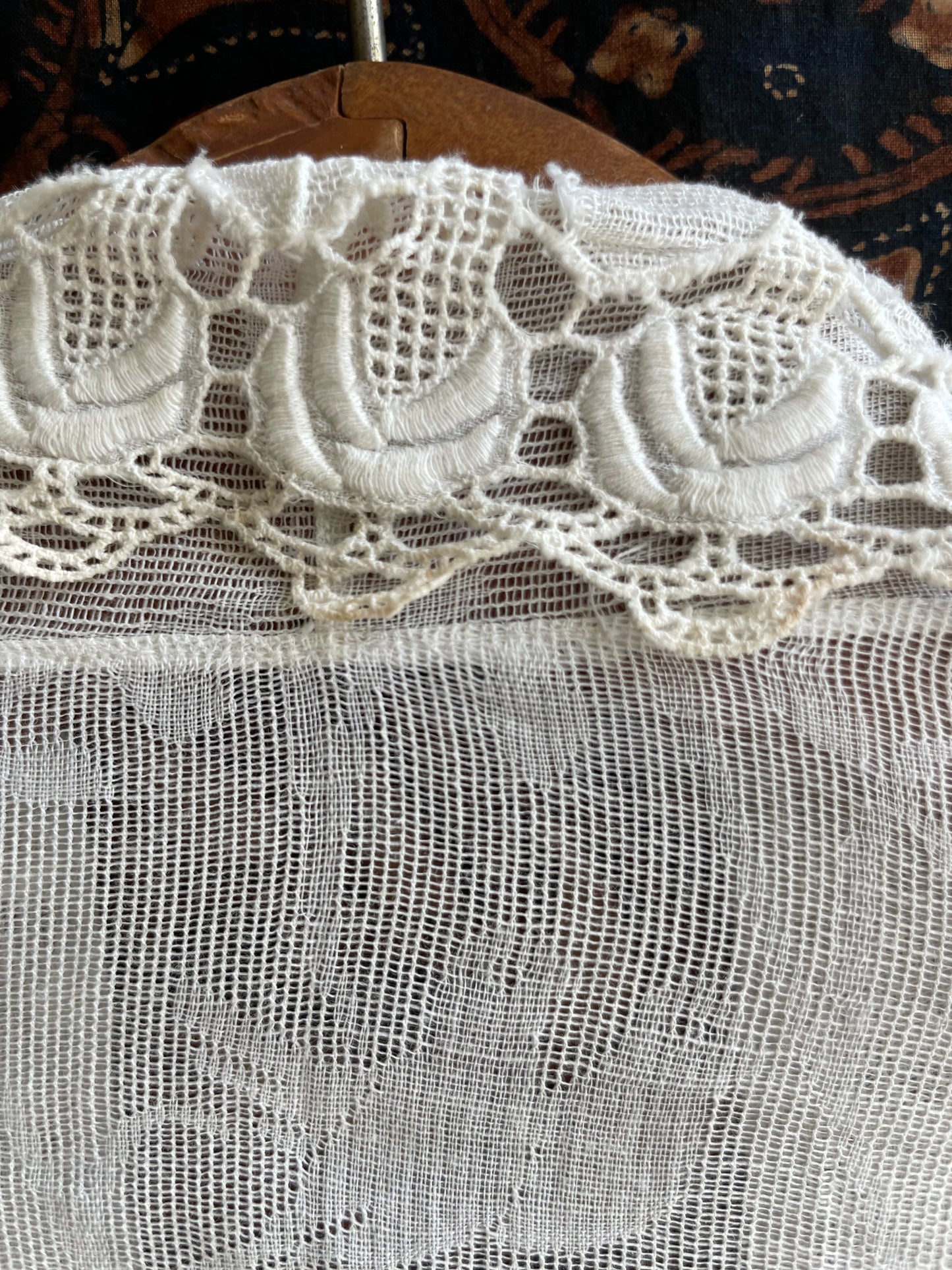 (XXS) 1 White Peranakan Encim Old Kebaya with Embroidery – Elegant Heritage Touch Kebaya Lawas Encim Peranakan Putih Bordir – Sentuhan Anggun Warisan Leluhur