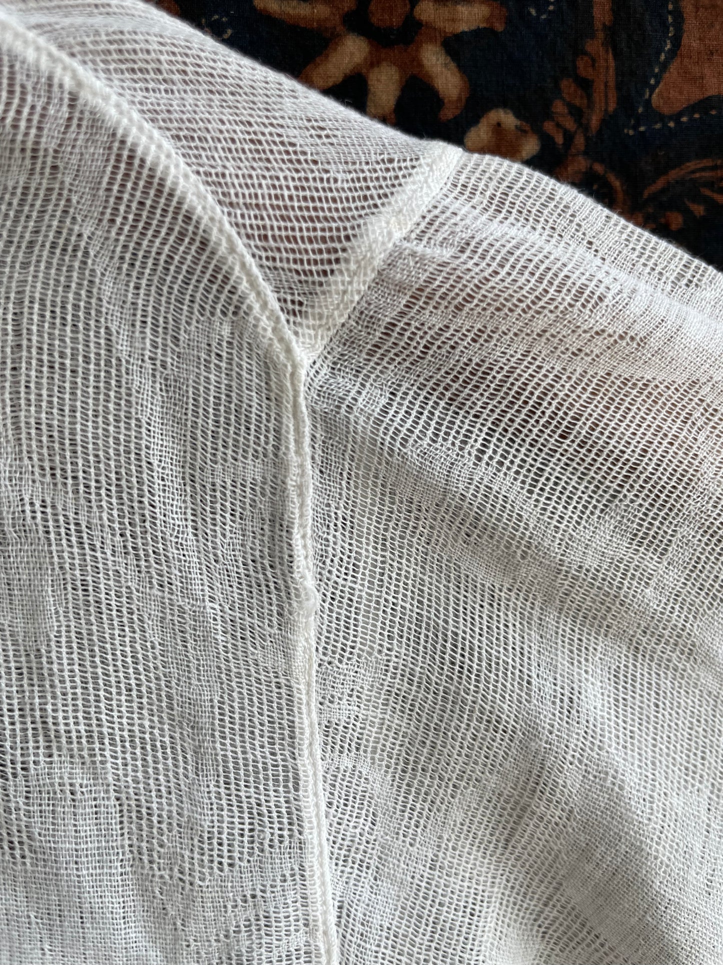 (XXS) 1 White Peranakan Encim Old Kebaya with Embroidery – Elegant Heritage Touch Kebaya Lawas Encim Peranakan Putih Bordir – Sentuhan Anggun Warisan Leluhur