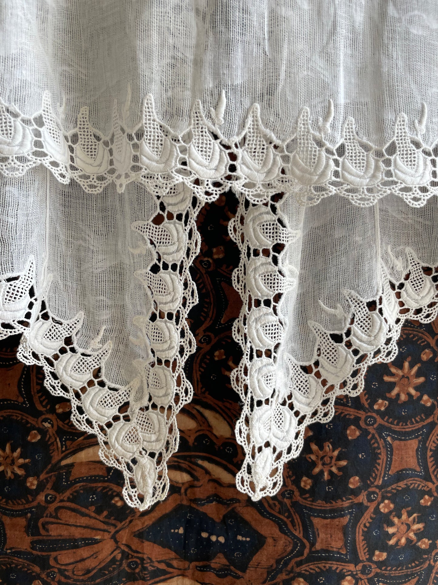 (XXS) 1 White Peranakan Encim Old Kebaya with Embroidery – Elegant Heritage Touch Kebaya Lawas Encim Peranakan Putih Bordir – Sentuhan Anggun Warisan Leluhur