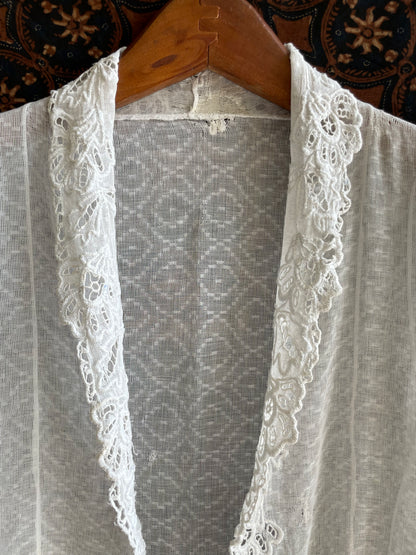 (XXS) 2 White Peranakan Encim Old Kebaya with Embroidery – Elegant Heritage Touch Kebaya Lawas Encim Peranakan Putih Bordir – Sentuhan Anggun Warisan Leluhur