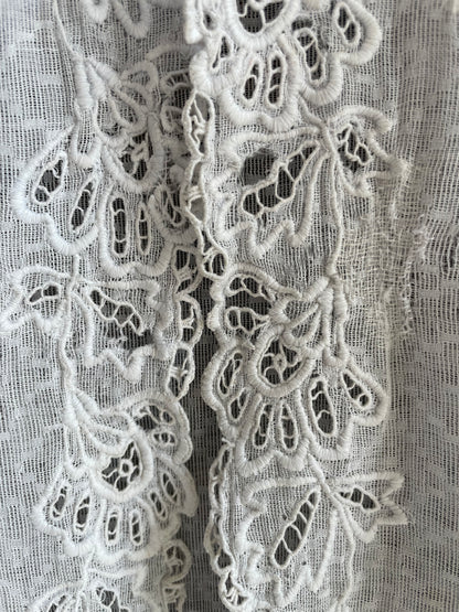 (XXS) 2 White Peranakan Encim Old Kebaya with Embroidery – Elegant Heritage Touch Kebaya Lawas Encim Peranakan Putih Bordir – Sentuhan Anggun Warisan Leluhur