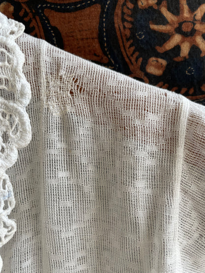 (XXS) 2 White Peranakan Encim Old Kebaya with Embroidery – Elegant Heritage Touch Kebaya Lawas Encim Peranakan Putih Bordir – Sentuhan Anggun Warisan Leluhur