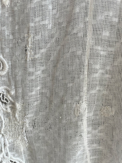 (XXS) 2 White Peranakan Encim Old Kebaya with Embroidery – Elegant Heritage Touch Kebaya Lawas Encim Peranakan Putih Bordir – Sentuhan Anggun Warisan Leluhur