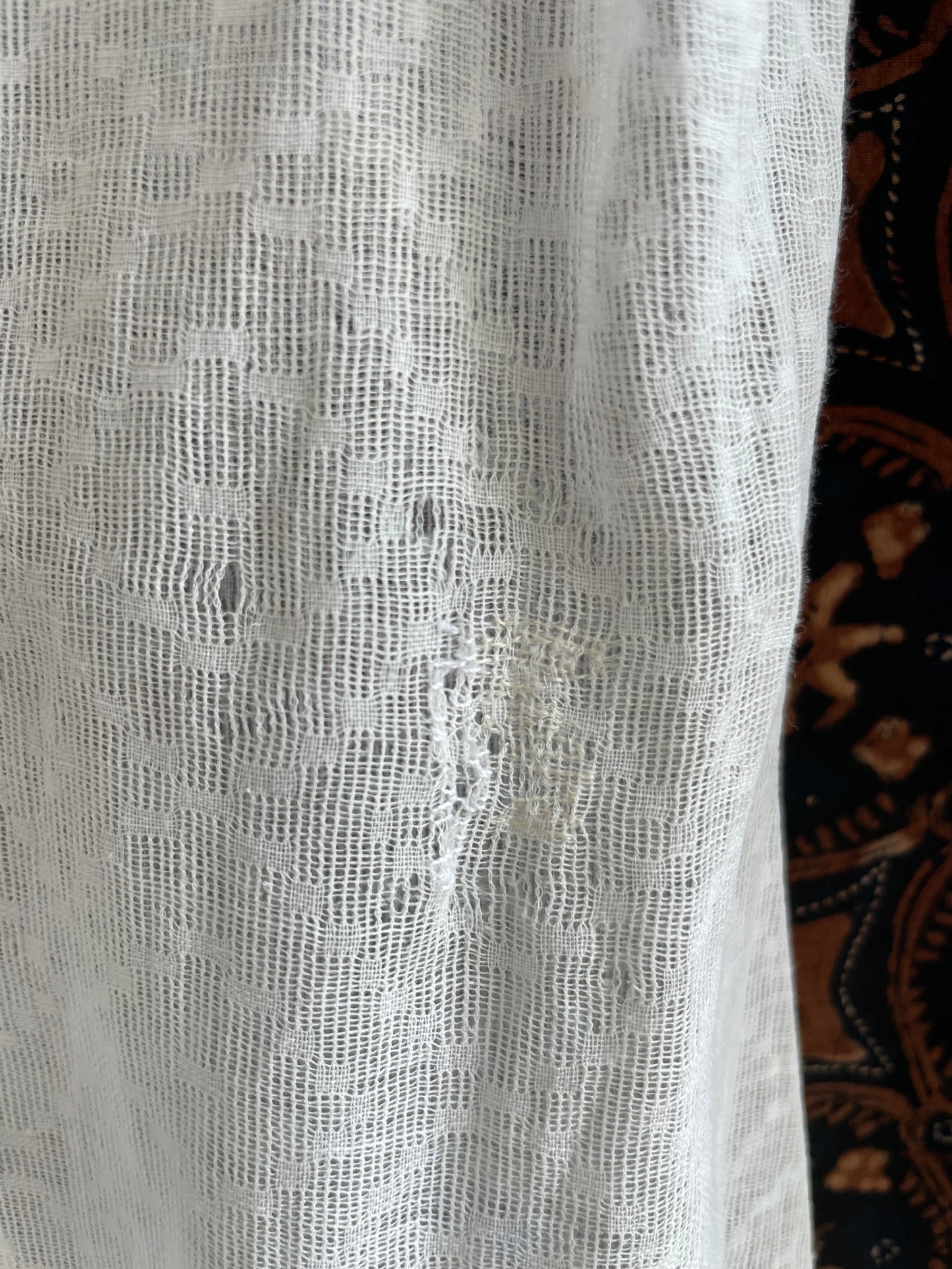 (XXS) 2 White Peranakan Encim Old Kebaya with Embroidery – Elegant Heritage Touch Kebaya Lawas Encim Peranakan Putih Bordir – Sentuhan Anggun Warisan Leluhur