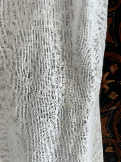 (XXS) 2 White Peranakan Encim Old Kebaya with Embroidery – Elegant Heritage Touch Kebaya Lawas Encim Peranakan Putih Bordir – Sentuhan Anggun Warisan Leluhur