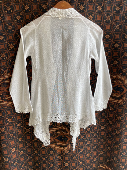 (XXS) 2 White Peranakan Encim Old Kebaya with Embroidery – Elegant Heritage Touch Kebaya Lawas Encim Peranakan Putih Bordir – Sentuhan Anggun Warisan Leluhur