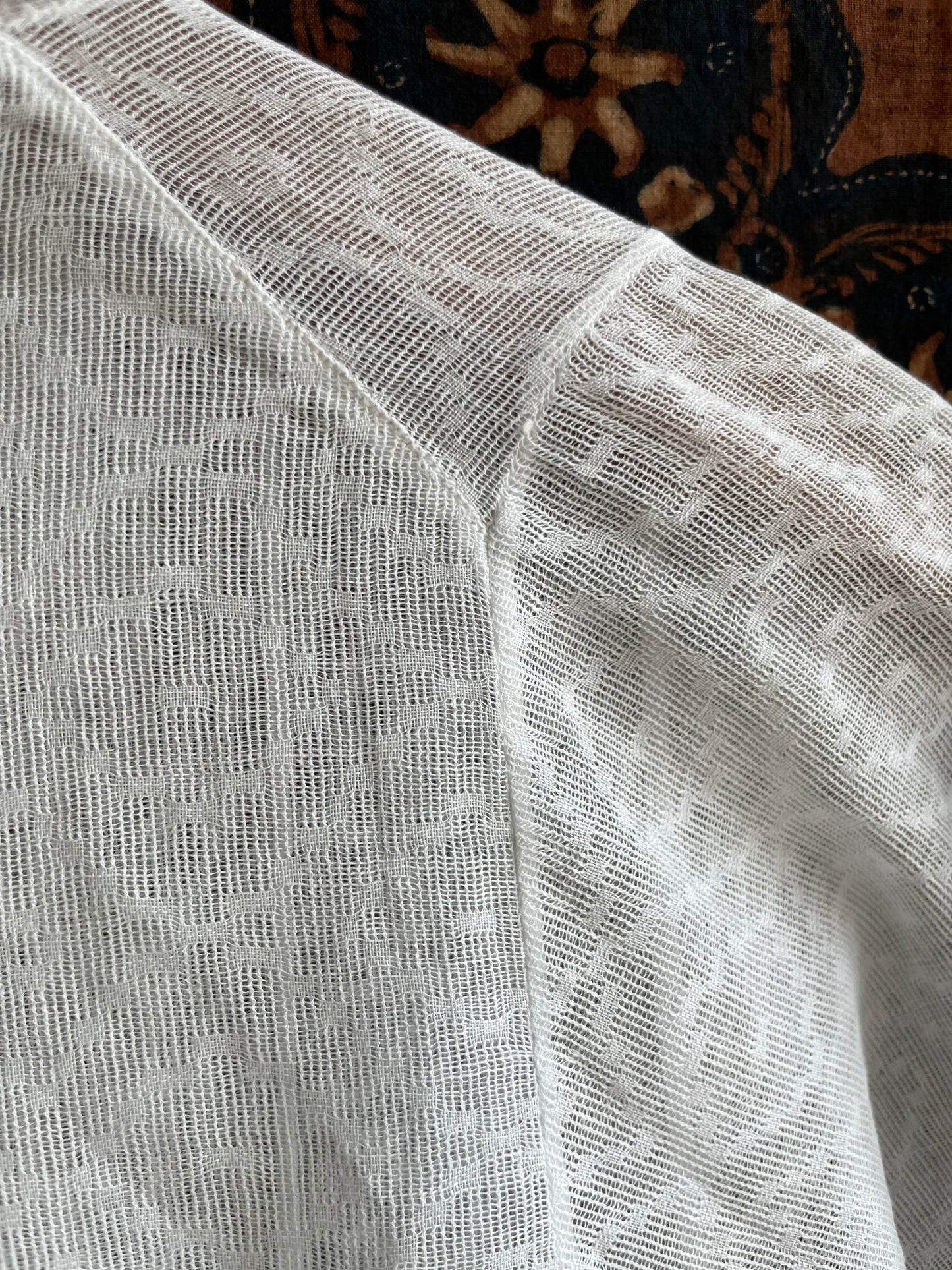 (XXS) 2 White Peranakan Encim Old Kebaya with Embroidery – Elegant Heritage Touch Kebaya Lawas Encim Peranakan Putih Bordir – Sentuhan Anggun Warisan Leluhur