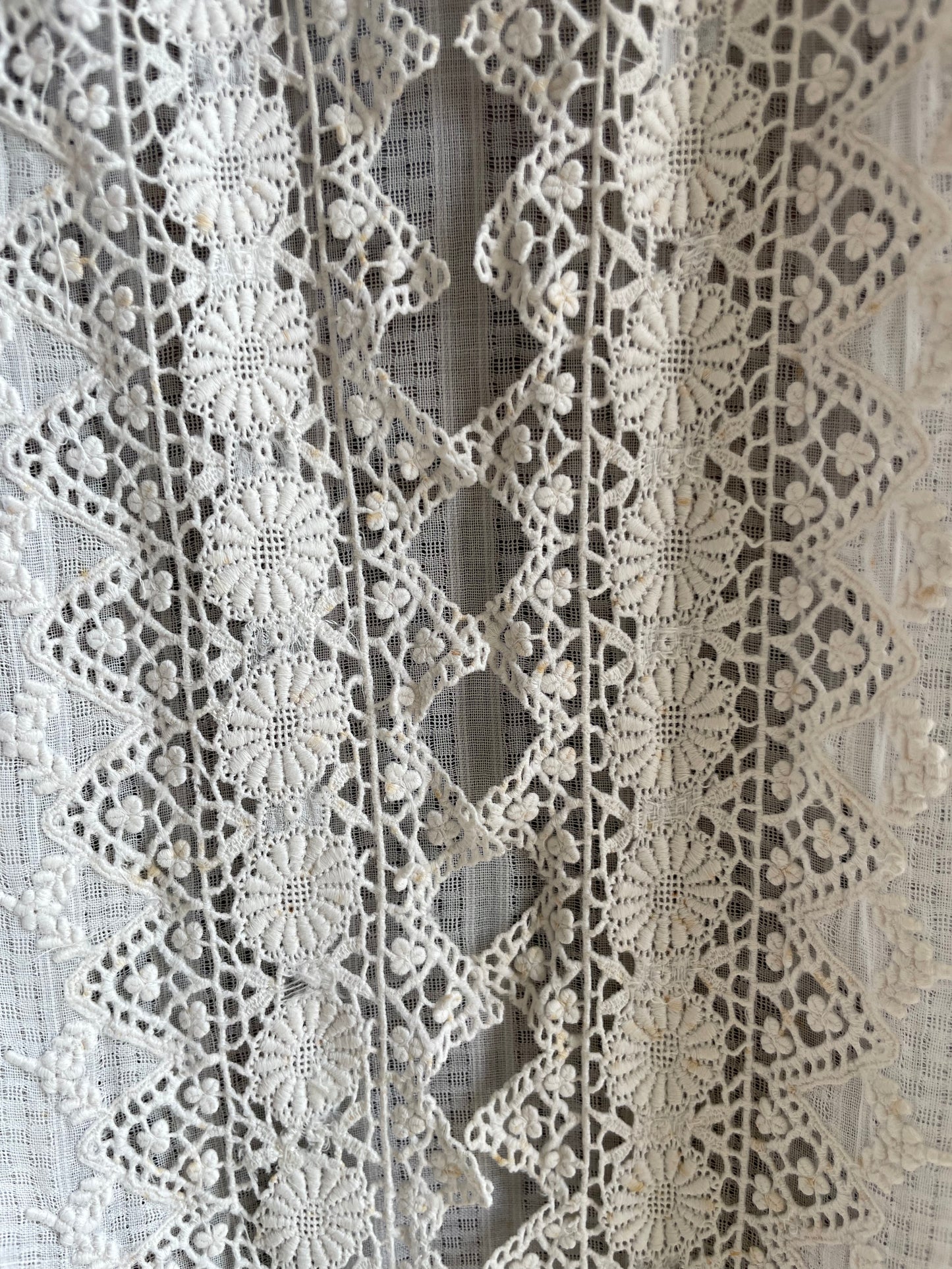 (XS) White Peranakan Encim Old Kebaya with Embroidery – Elegant Heritage Touch Kebaya Lawas Encim Peranakan Putih Bordir – Sentuhan Anggun Warisan Leluhur