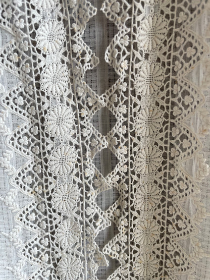(XS) White Peranakan Encim Old Kebaya with Embroidery – Elegant Heritage Touch Kebaya Lawas Encim Peranakan Putih Bordir – Sentuhan Anggun Warisan Leluhur