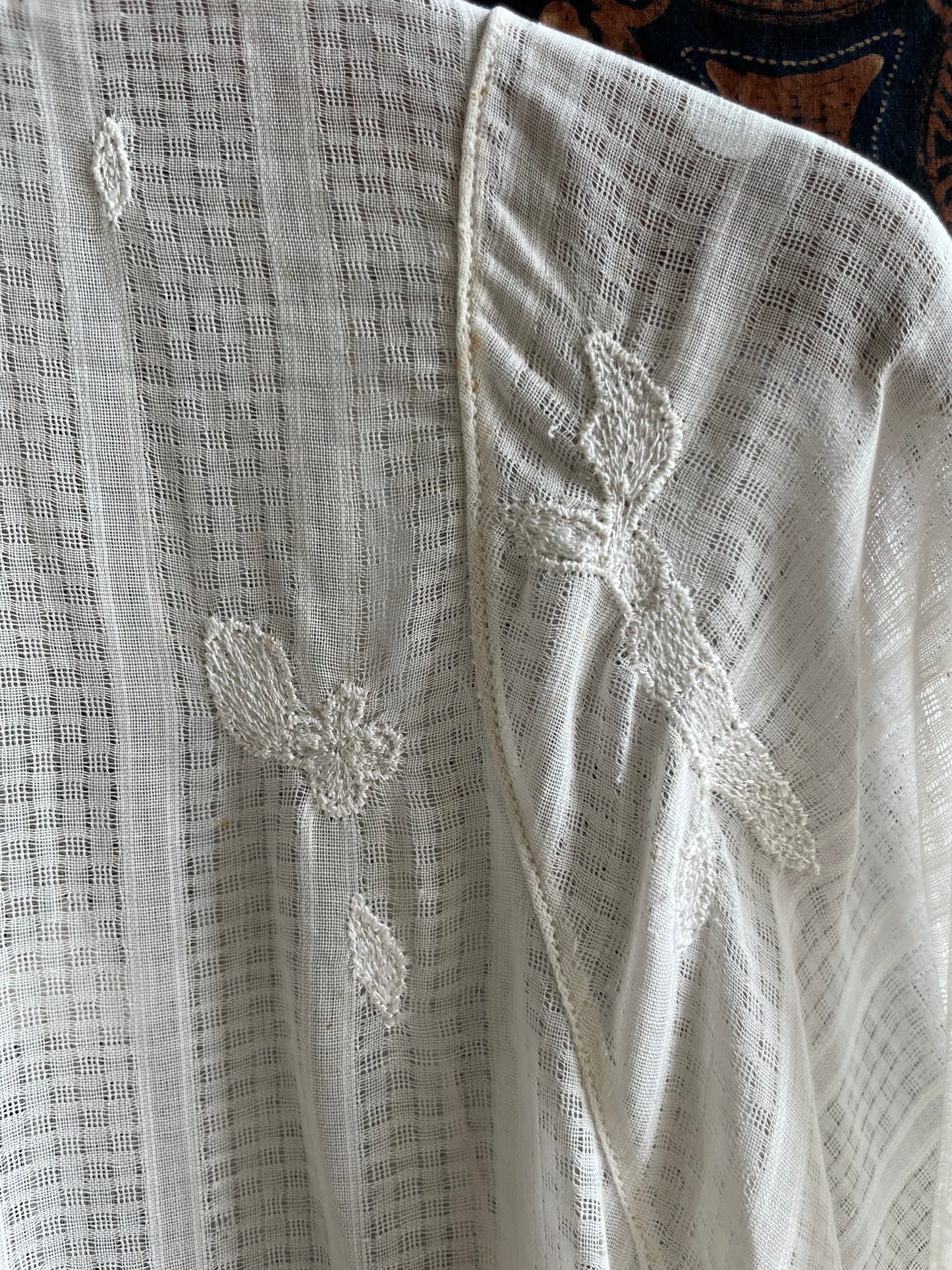 (XS) White Peranakan Encim Old Kebaya with Embroidery – Elegant Heritage Touch Kebaya Lawas Encim Peranakan Putih Bordir – Sentuhan Anggun Warisan Leluhur